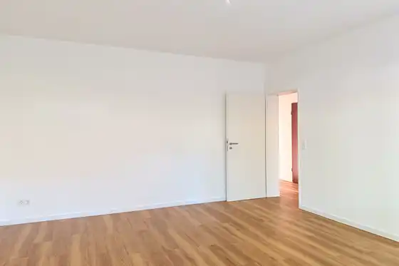 Schöner heller Wohnraum, frisch renoviert, weiße verputze Wände und neuer Laminatboden