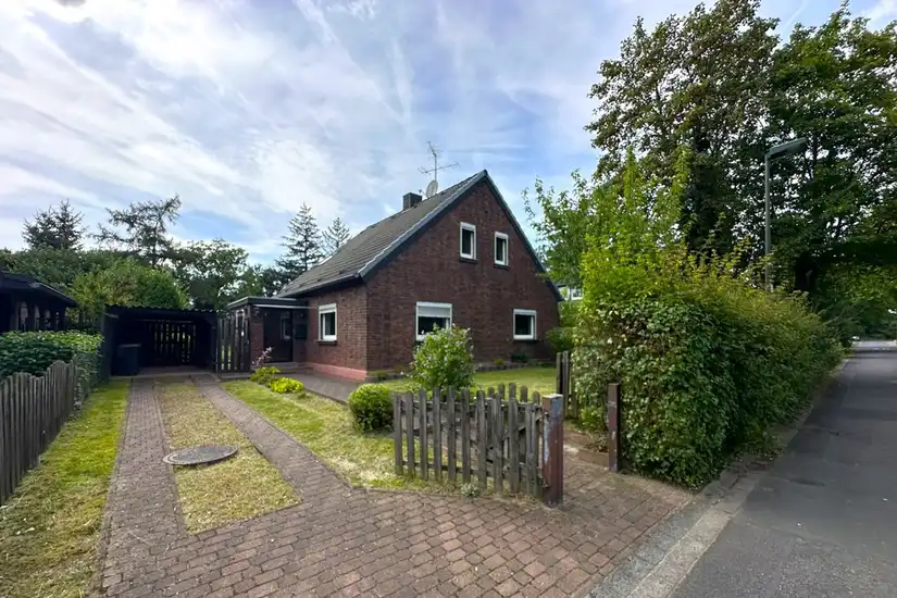 Frontansicht und Straße