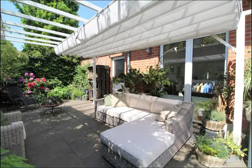 Terrasse mit Sonnensegeln